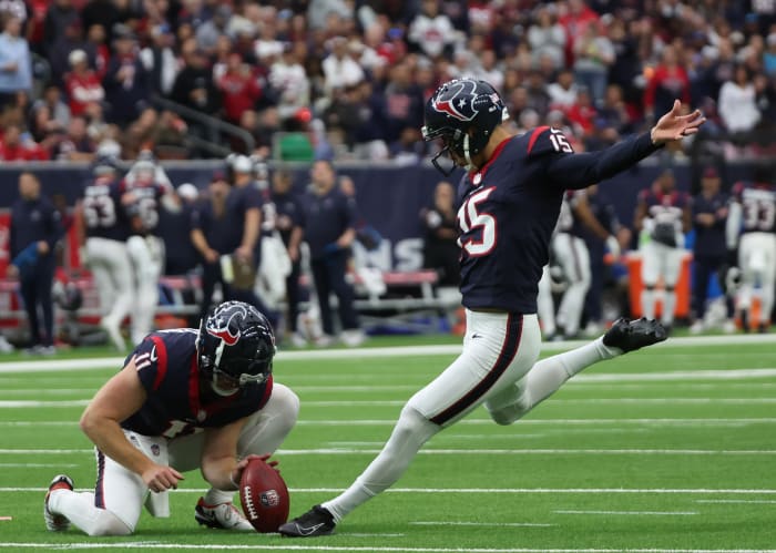 Texans place kicker Ka'imi Fairbairn (15) makes a 21 yard field goal against the Cleveland Browns in a 2024 AFC wild card game at NRG Stadium.